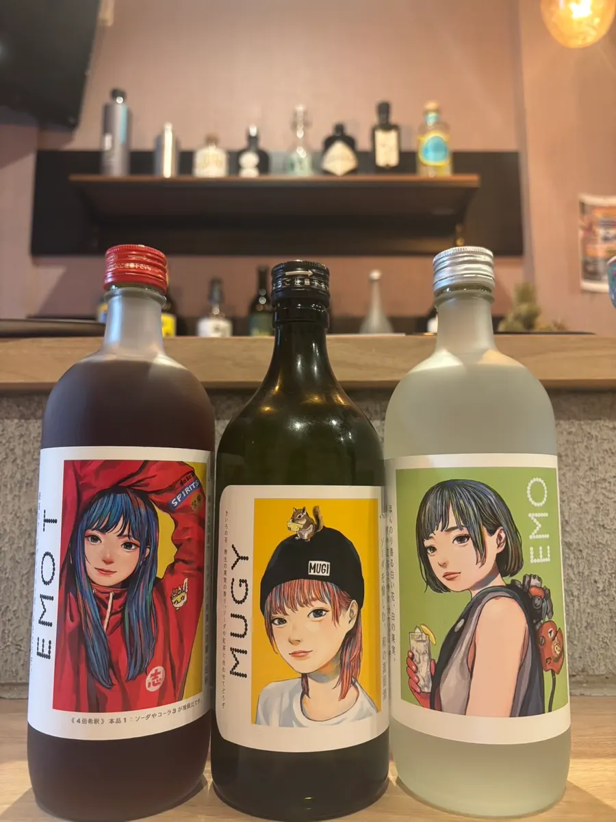 イラストのラベルが並ぶ和リキュール3本。中央は MUGY、その両脇に赤と緑のラベルの一本ずつ